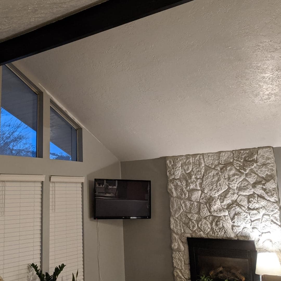 Vaulted living room ceiling with no light fixtures before recessed lighting installation